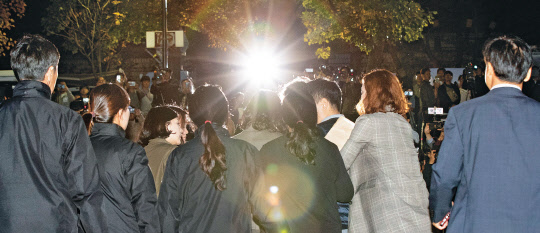 조국 전 장관의 부인 정경심 교수가 23일 영장실질심사를 마친 뒤 서울 서초구 서울중앙지법을 나와 호송차로 향하고 있다. (사진=연합뉴스)